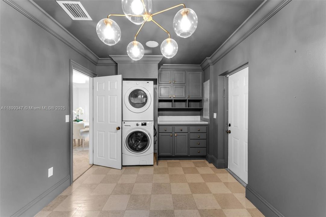 Под контрактом: $1,299,000 (4 спален, 3 ванн, 2562 Квадратных фут)