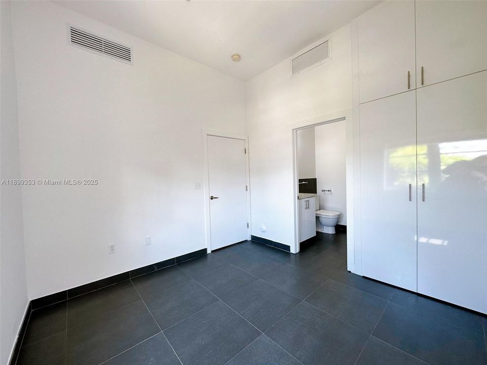 Recently Rented: $1,950 (1 beds, 1 baths, 417 Square Feet)