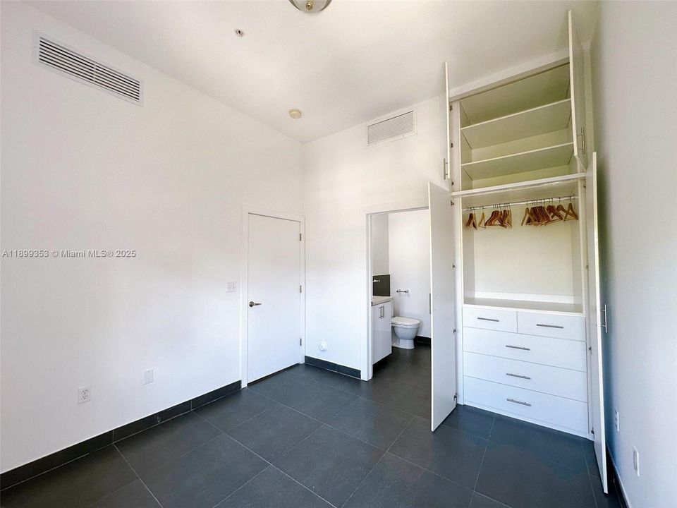 Recently Rented: $1,950 (1 beds, 1 baths, 417 Square Feet)