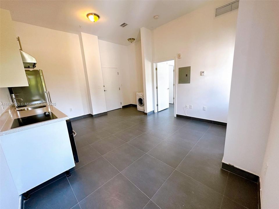 Recently Rented: $1,950 (1 beds, 1 baths, 417 Square Feet)