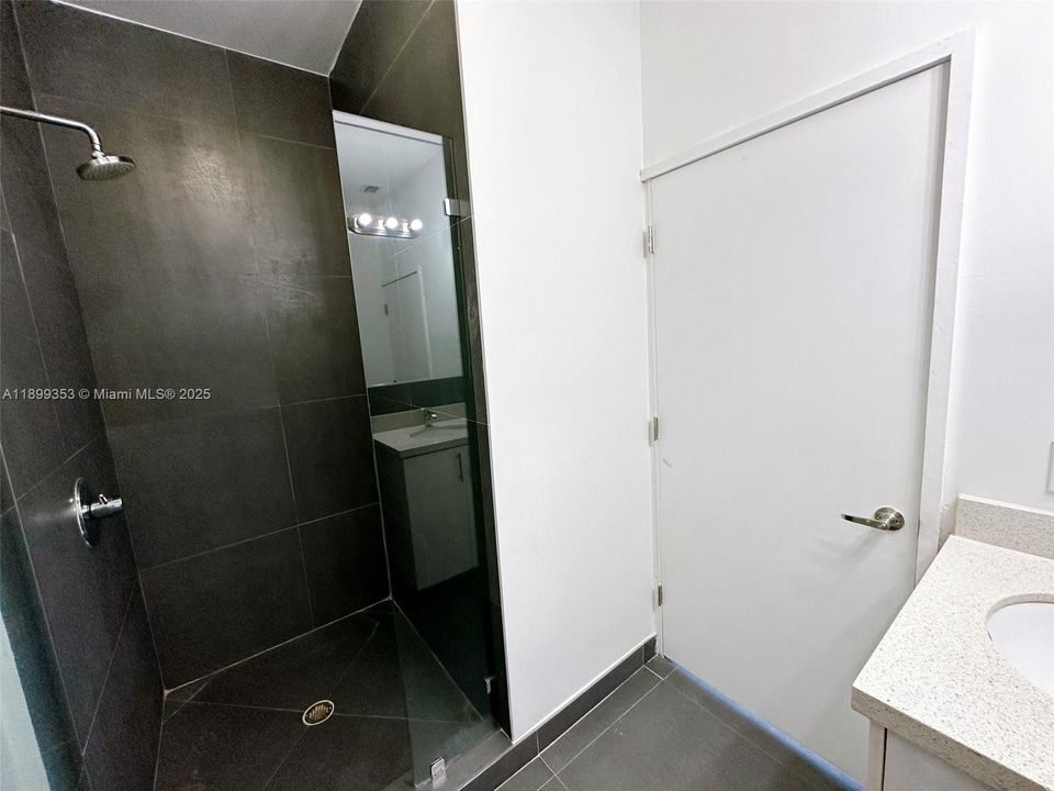 Recently Rented: $1,950 (1 beds, 1 baths, 417 Square Feet)