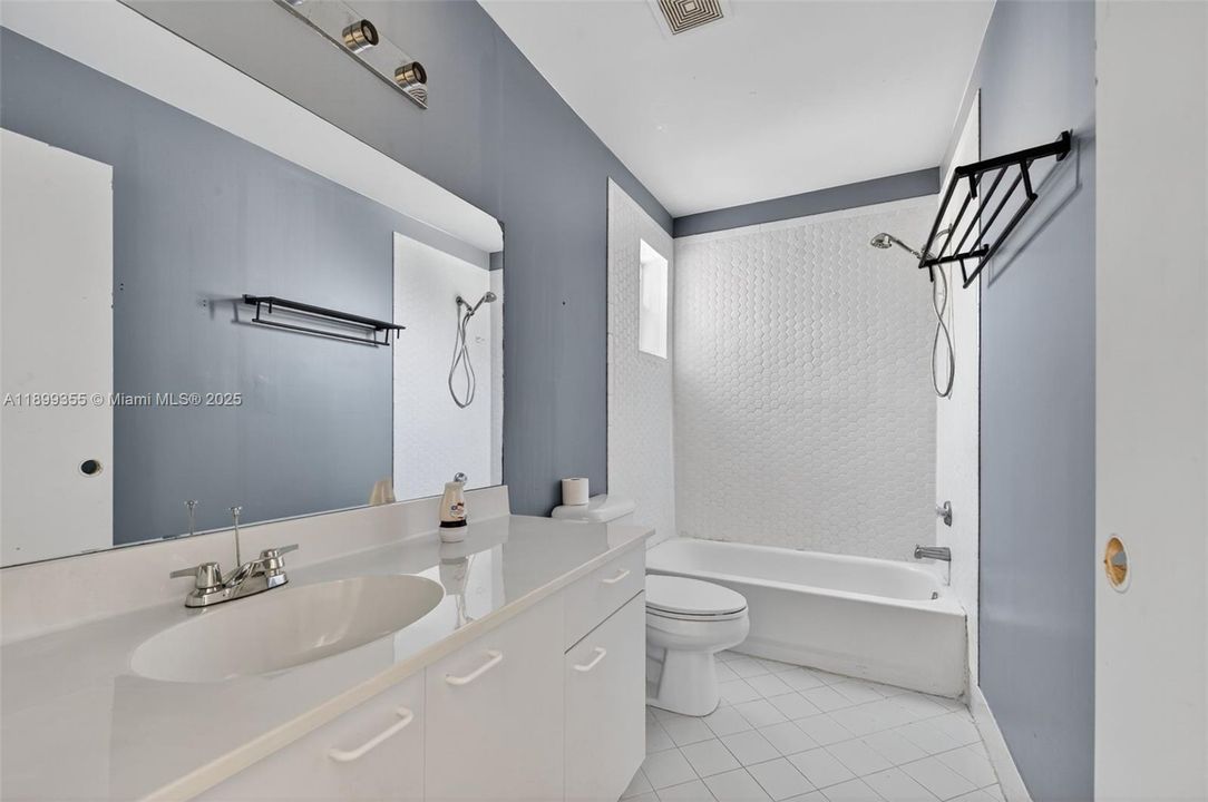 Active With Contract: $499,900 (3 beds, 2 baths, 1836 Square Feet)