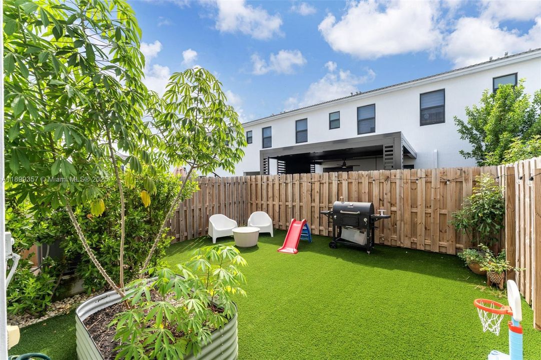 For Rent: $2,900 (3 beds, 2 baths, 1722 Square Feet)