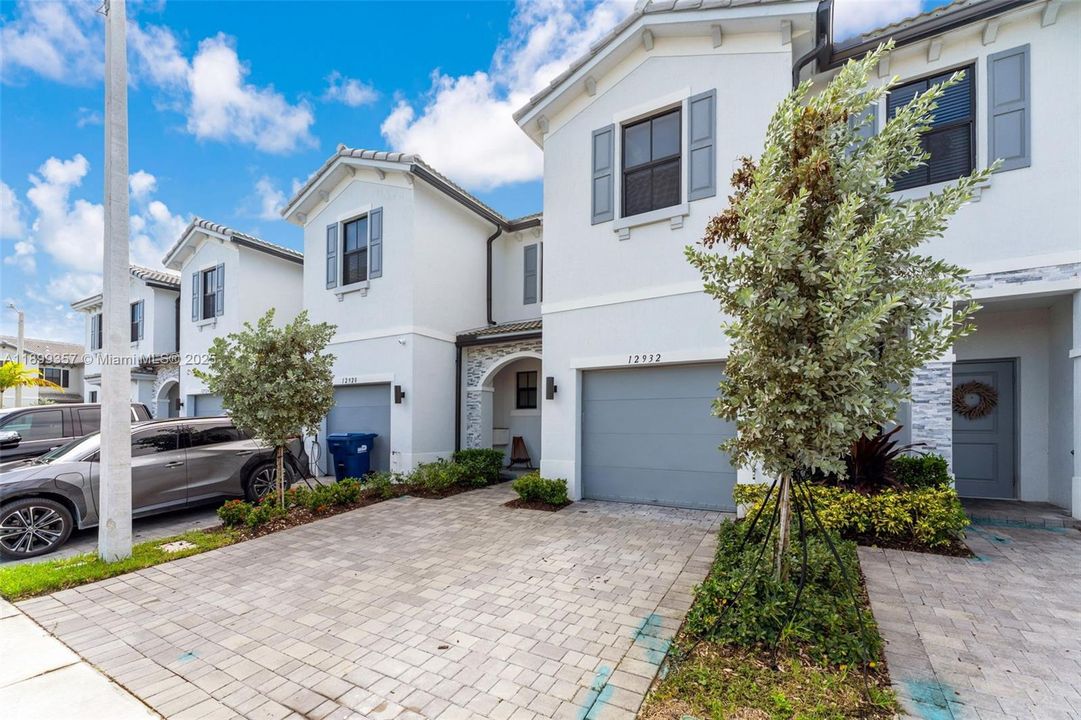 For Rent: $2,900 (3 beds, 2 baths, 1722 Square Feet)