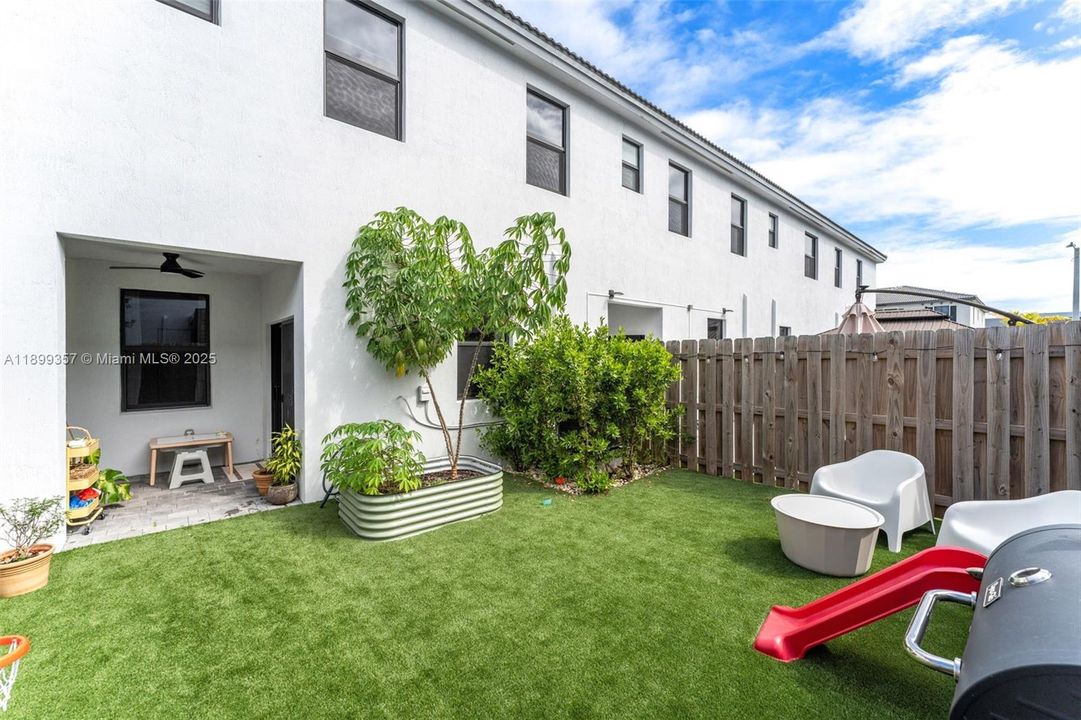 For Rent: $2,900 (3 beds, 2 baths, 1722 Square Feet)