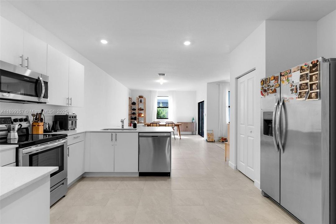 For Rent: $2,900 (3 beds, 2 baths, 1722 Square Feet)