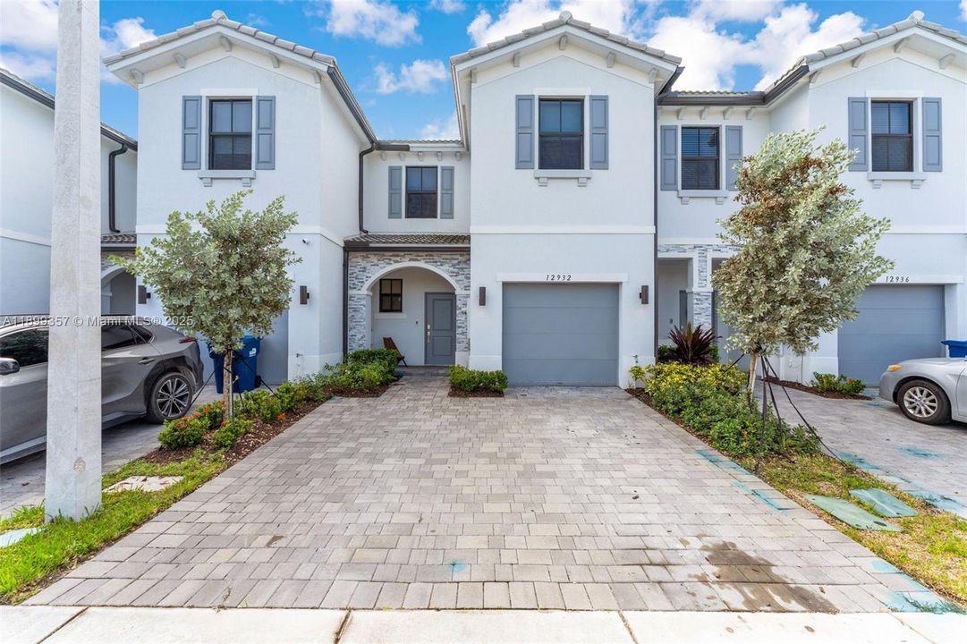 For Rent: $2,900 (3 beds, 2 baths, 1722 Square Feet)