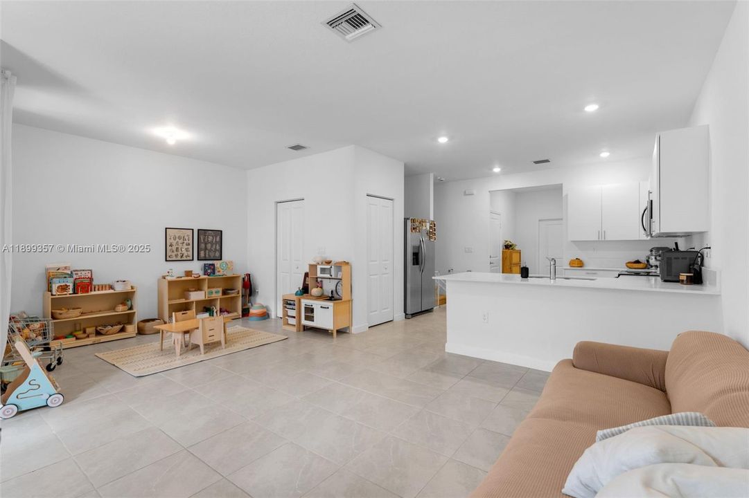 For Rent: $2,900 (3 beds, 2 baths, 1722 Square Feet)