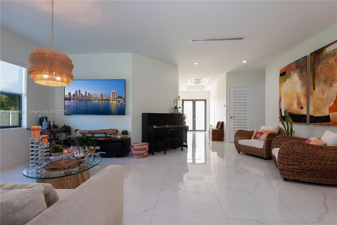 Recently Rented: $7,800 (4 beds, 3 baths, 2398 Square Feet)