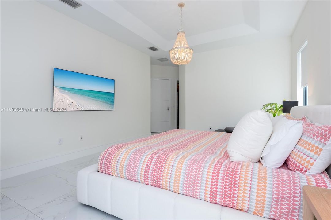 Recently Rented: $7,800 (4 beds, 3 baths, 2398 Square Feet)