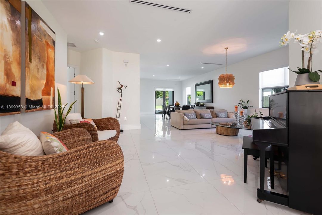 Recently Rented: $7,800 (4 beds, 3 baths, 2398 Square Feet)