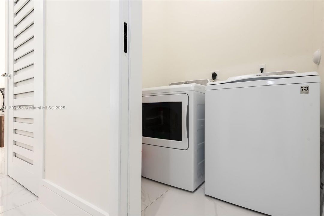 Recently Rented: $7,800 (4 beds, 3 baths, 2398 Square Feet)