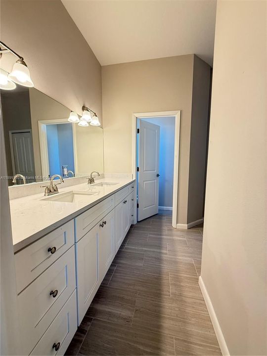 For Rent: $2,200 (4 beds, 2 baths, 1439 Square Feet)