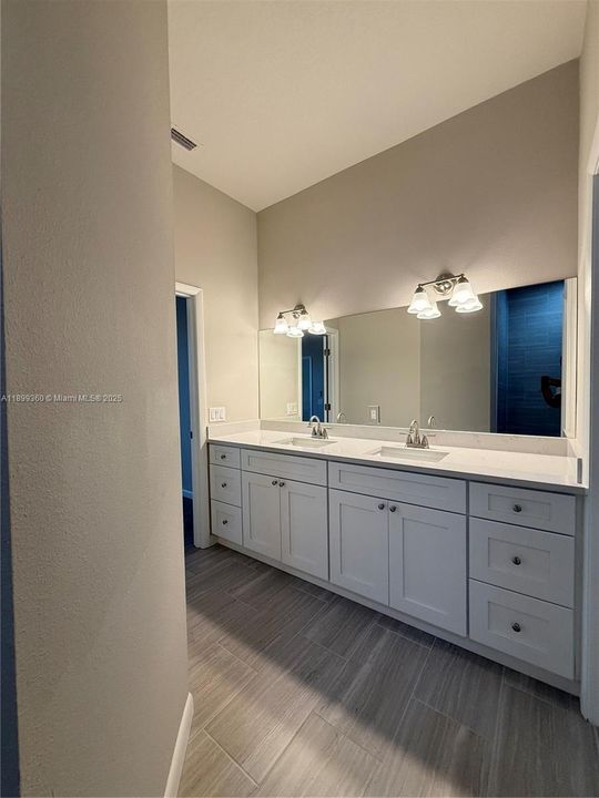 For Rent: $2,200 (4 beds, 2 baths, 1439 Square Feet)