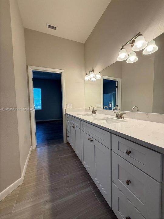 For Rent: $2,200 (4 beds, 2 baths, 1439 Square Feet)