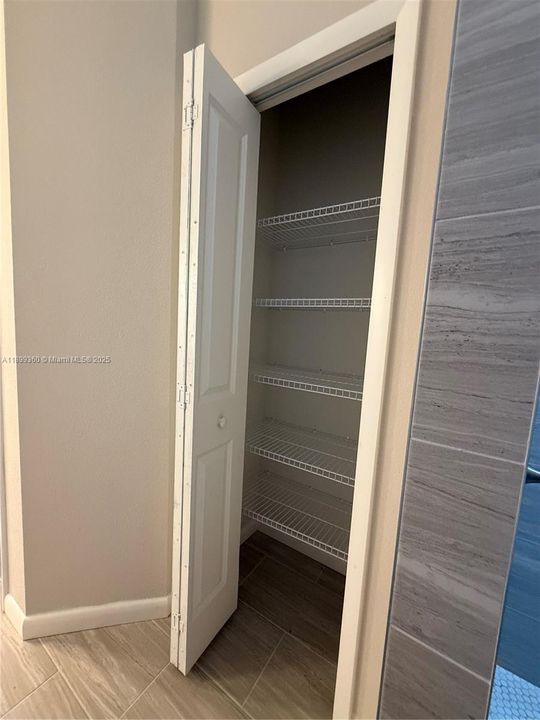 For Rent: $2,200 (4 beds, 2 baths, 1439 Square Feet)