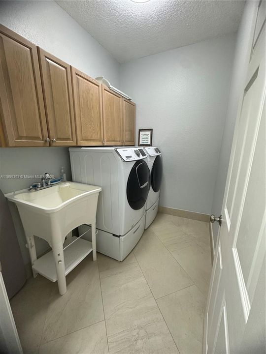 Recently Rented: $6,950 (4 beds, 3 baths, 2776 Square Feet)