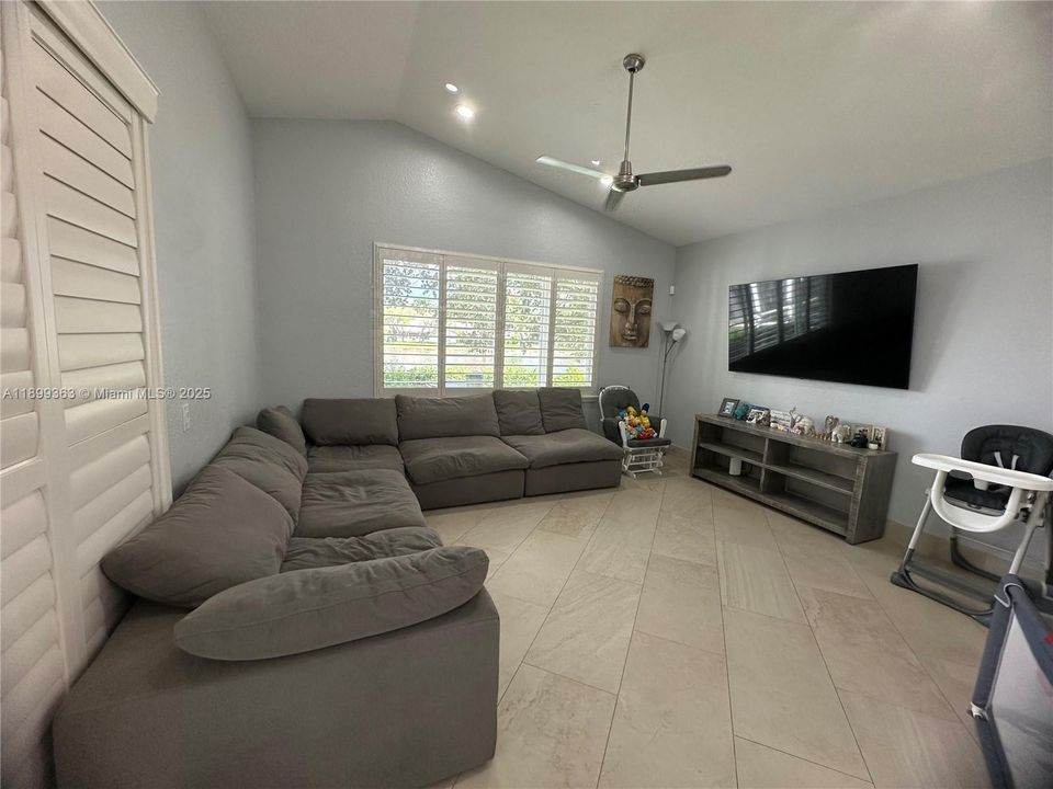 Recently Rented: $6,950 (4 beds, 3 baths, 2776 Square Feet)