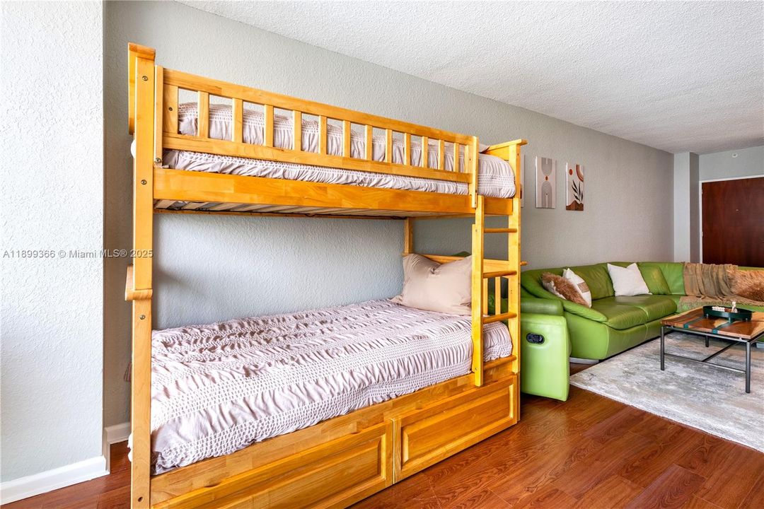 For Sale: $399,000 (1 beds, 1 baths, 905 Square Feet)