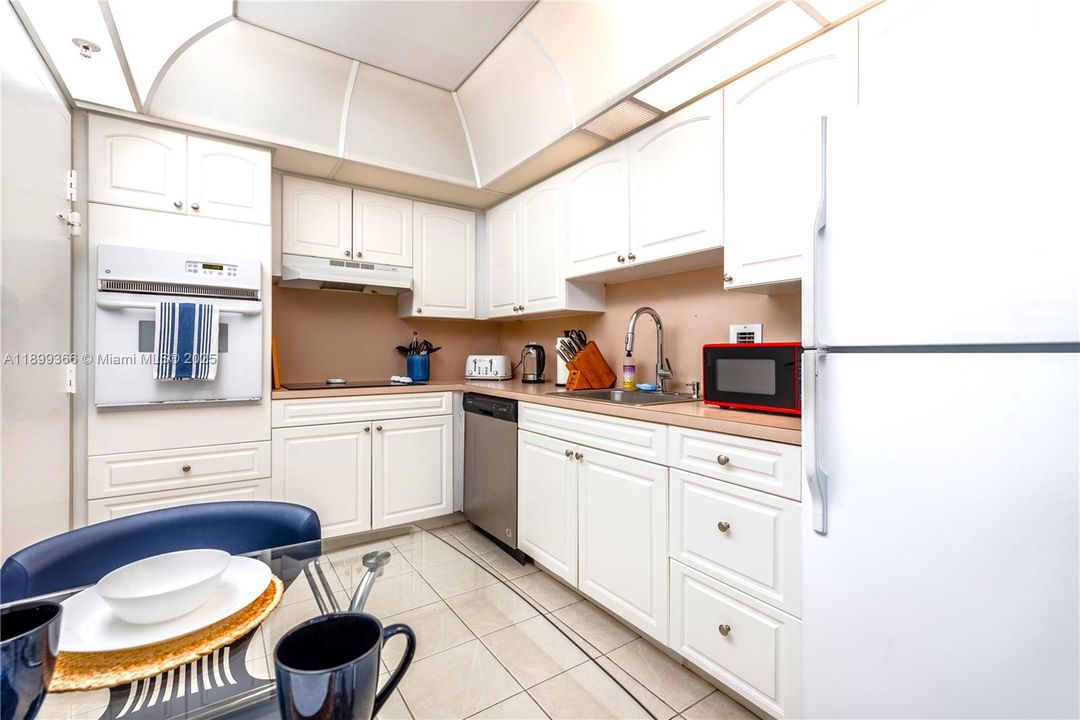 For Sale: $399,000 (1 beds, 1 baths, 905 Square Feet)