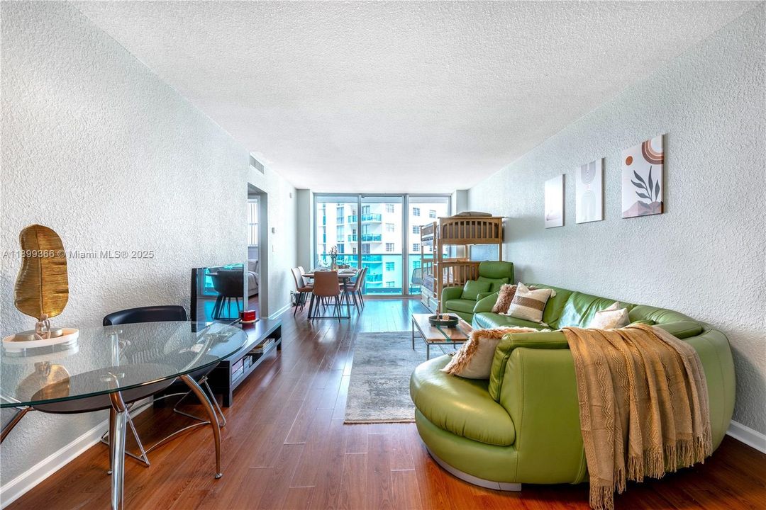 For Sale: $399,000 (1 beds, 1 baths, 905 Square Feet)