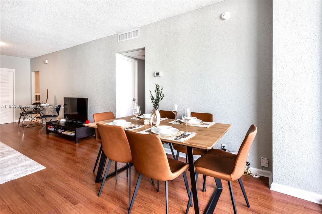 For Sale: $399,000 (1 beds, 1 baths, 905 Square Feet)