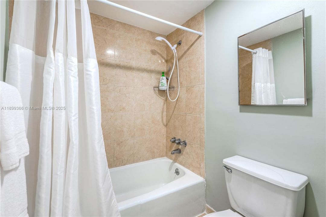 For Sale: $399,000 (1 beds, 1 baths, 905 Square Feet)