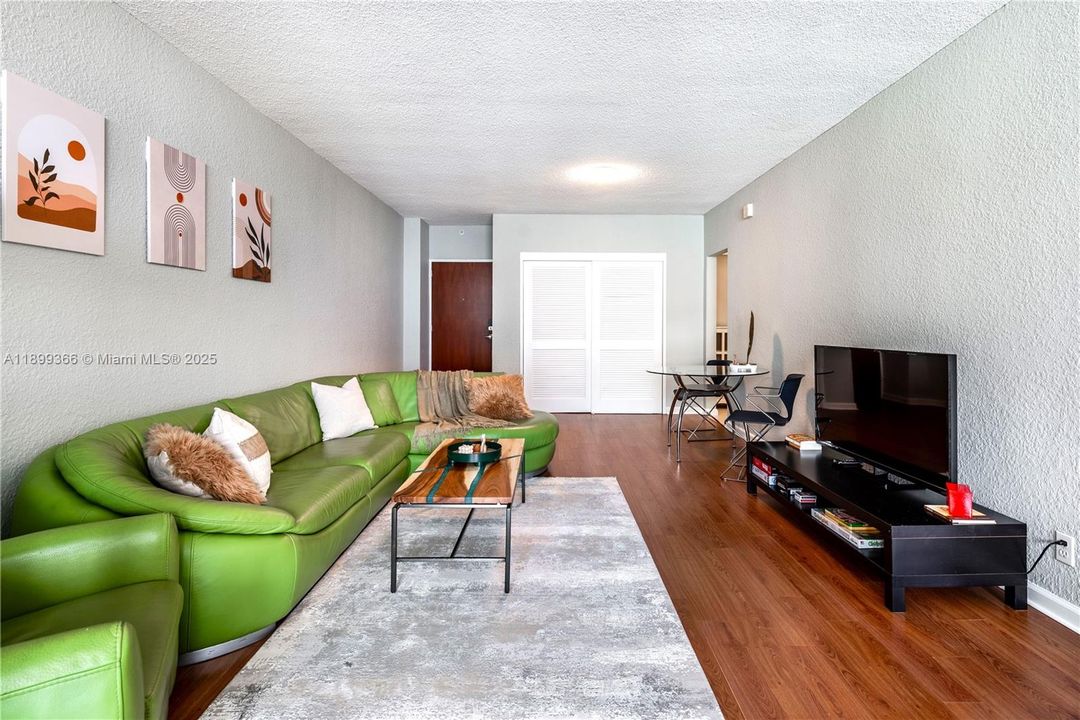 For Sale: $399,000 (1 beds, 1 baths, 905 Square Feet)