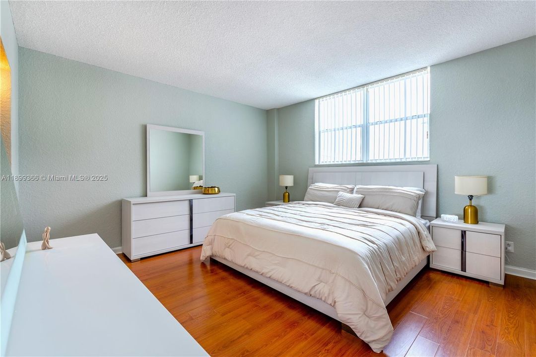 For Sale: $399,000 (1 beds, 1 baths, 905 Square Feet)