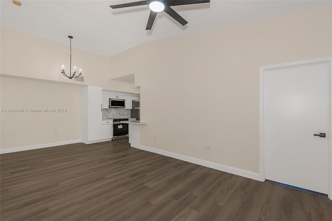 Recently Rented: $2,400 (2 beds, 2 baths, 916 Square Feet)