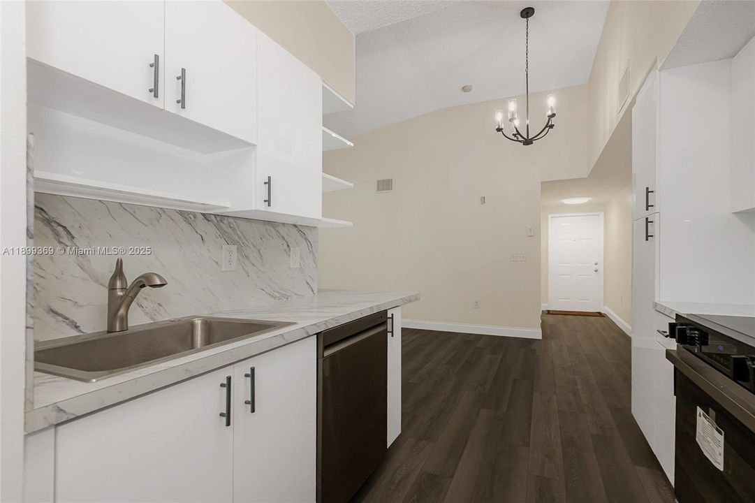 Recently Rented: $2,400 (2 beds, 2 baths, 916 Square Feet)