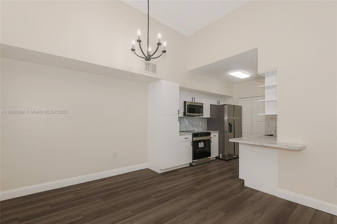 Recently Rented: $2,400 (2 beds, 2 baths, 916 Square Feet)