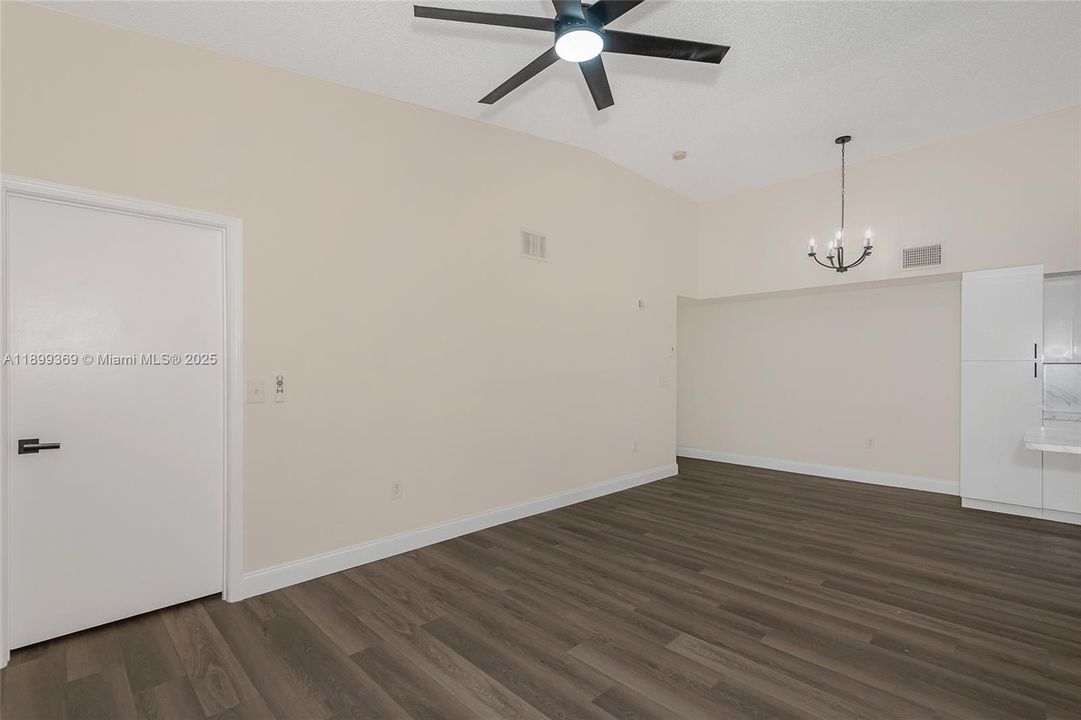 Recently Rented: $2,400 (2 beds, 2 baths, 916 Square Feet)