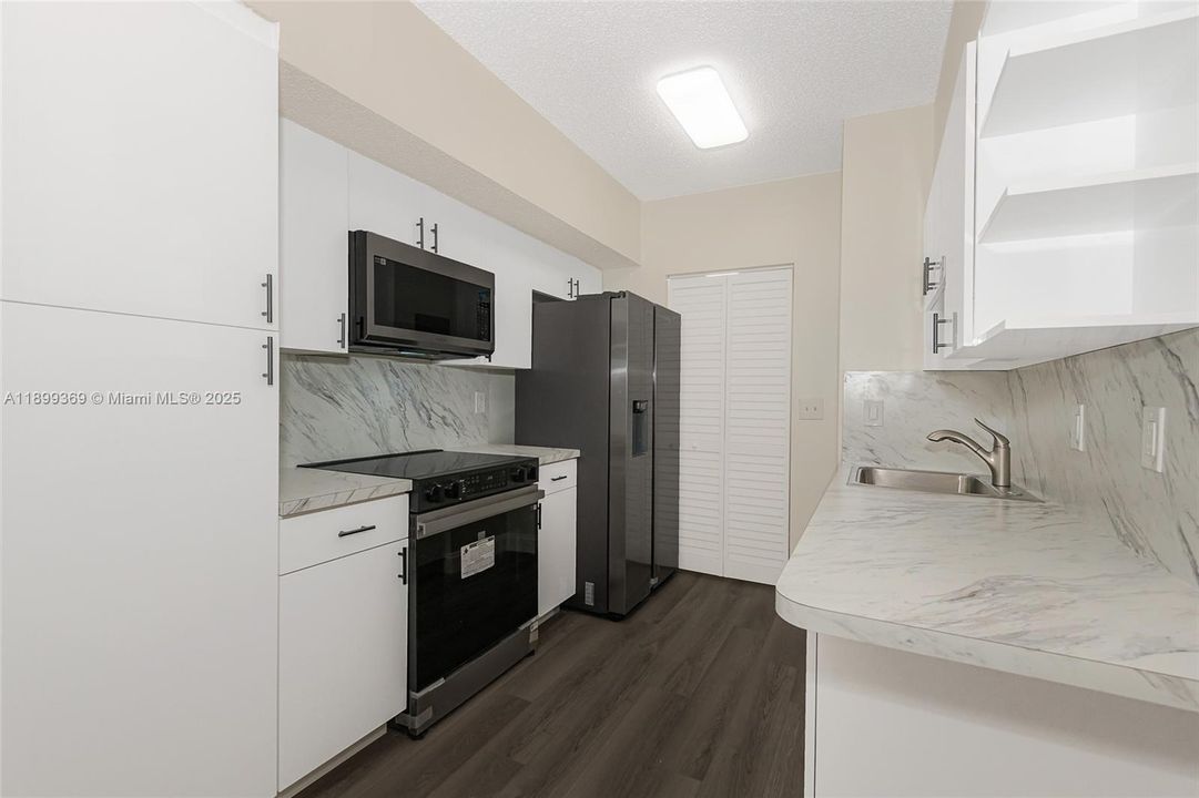 Recently Rented: $2,400 (2 beds, 2 baths, 916 Square Feet)