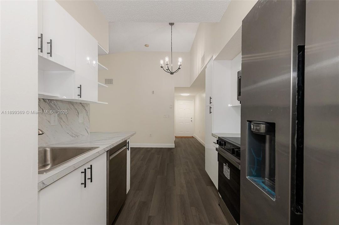 Recently Rented: $2,400 (2 beds, 2 baths, 916 Square Feet)