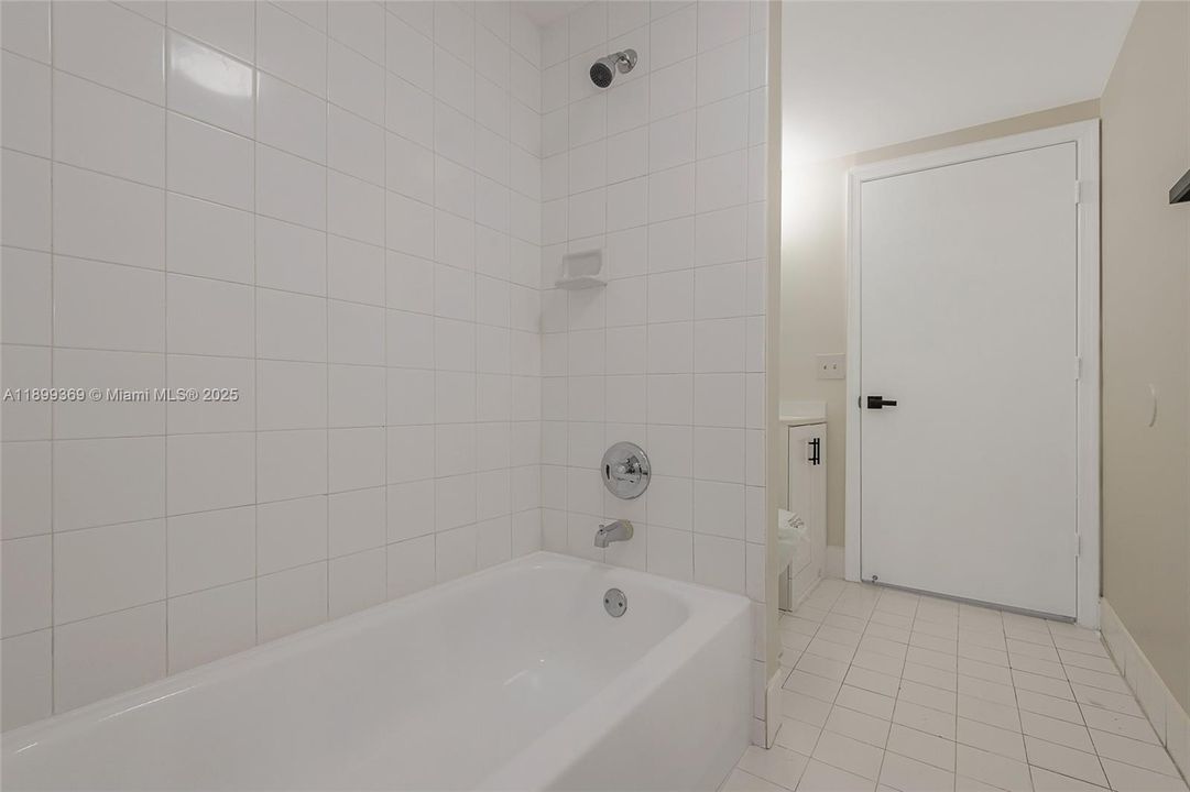 Recently Rented: $2,400 (2 beds, 2 baths, 916 Square Feet)