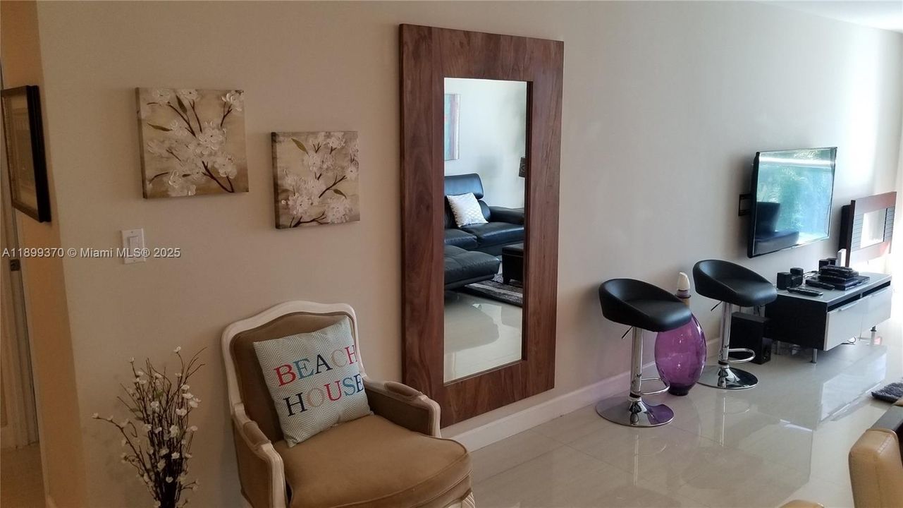 For Rent: $2,200 (1 beds, 1 baths, 1000 Square Feet)