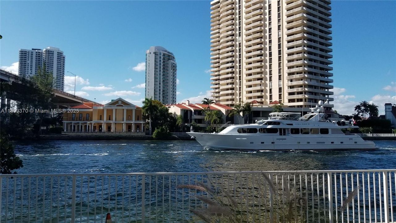 For Rent: $2,200 (1 beds, 1 baths, 1000 Square Feet)