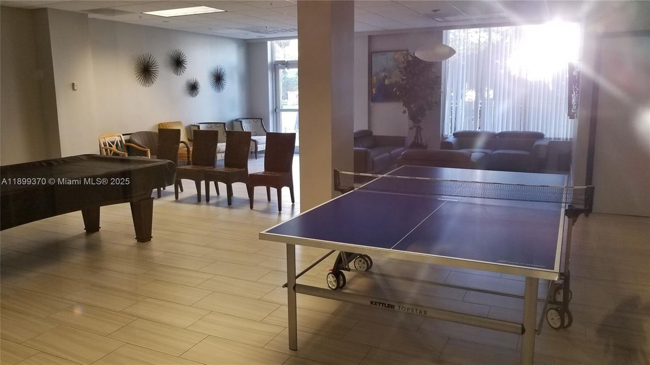 For Rent: $2,200 (1 beds, 1 baths, 1000 Square Feet)