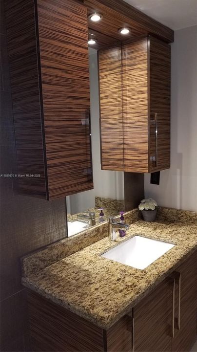 For Rent: $2,200 (1 beds, 1 baths, 1000 Square Feet)