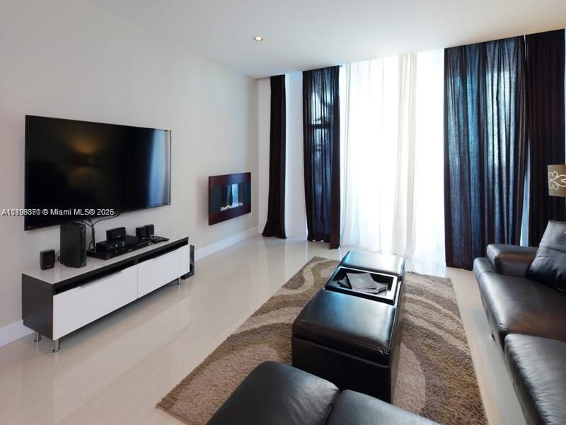 For Rent: $2,200 (1 beds, 1 baths, 1000 Square Feet)