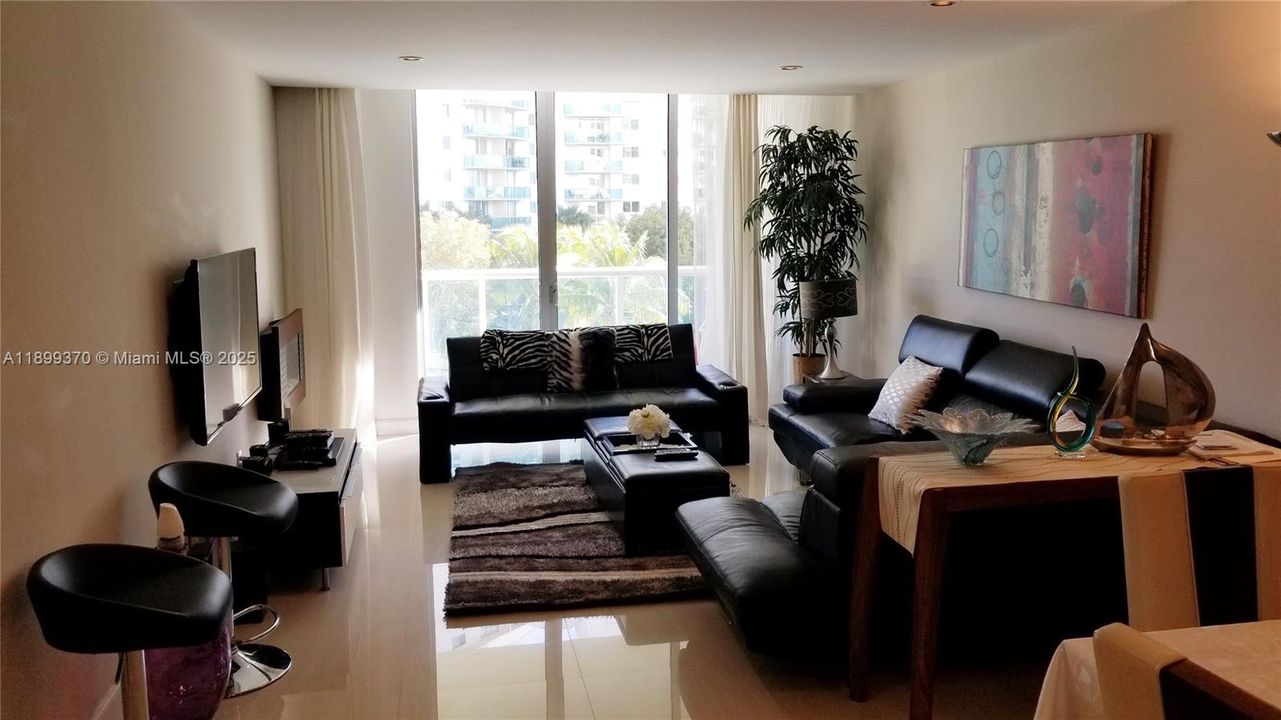 For Rent: $2,200 (1 beds, 1 baths, 1000 Square Feet)