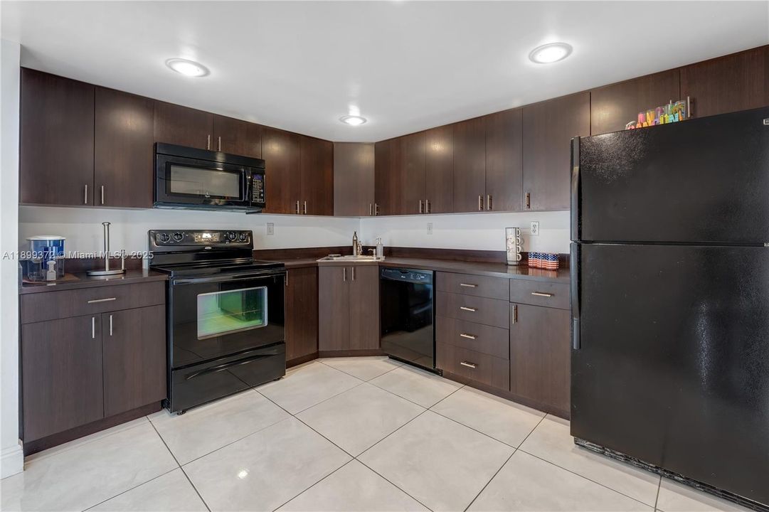 For Sale: $290,000 (2 beds, 2 baths, 1073 Square Feet)