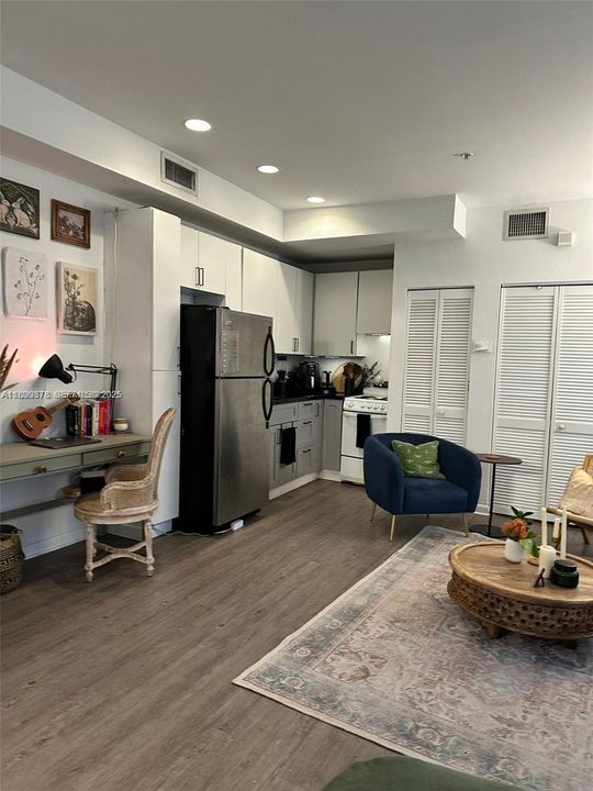 For Sale: $190,000 (0 beds, 1 baths, 370 Square Feet)