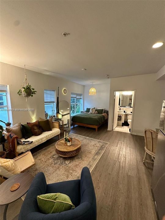 For Sale: $190,000 (0 beds, 1 baths, 370 Square Feet)