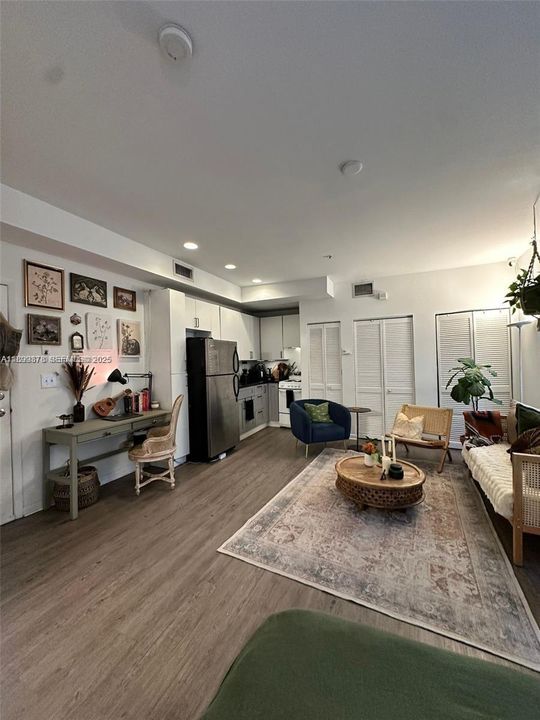 For Sale: $190,000 (0 beds, 1 baths, 370 Square Feet)