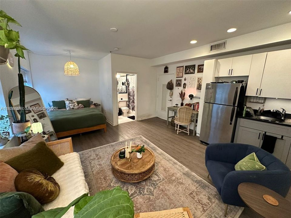 For Sale: $190,000 (0 beds, 1 baths, 370 Square Feet)