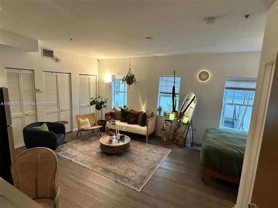 For Sale: $190,000 (0 beds, 1 baths, 370 Square Feet)