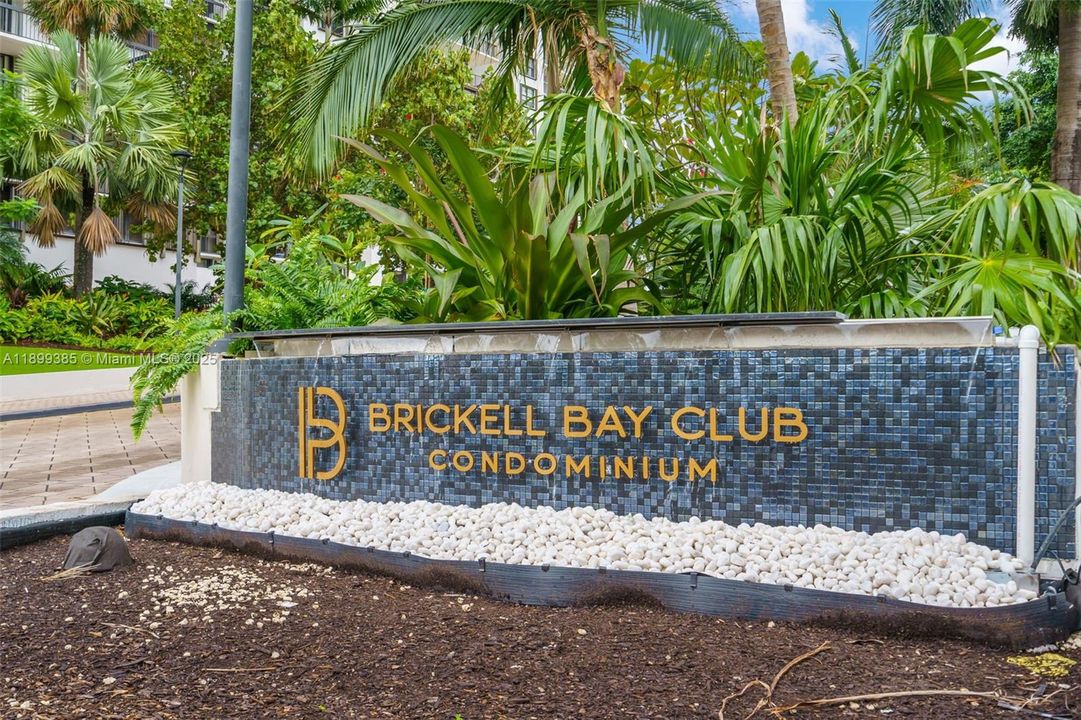 待售: $585,000 (1 贝兹, 2 浴室, 930 平方英尺)