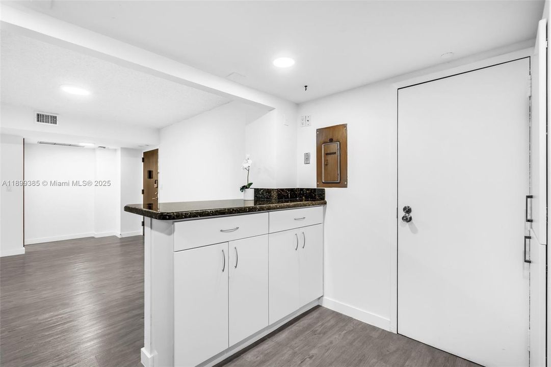 待售: $585,000 (1 贝兹, 2 浴室, 930 平方英尺)